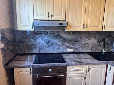 На кухне завершена установка потолочного покрытия из ПВХ. Обновленный потолок гармонично сочетается с интерьером, создавая современный и стильный вид.