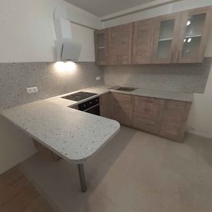 Установлены шкафы, смонтирована столешница из искусственного камня, врезана варочная панель и мойка, подключена вытяжка, закреплены фасады, выполнен монтаж фартука.