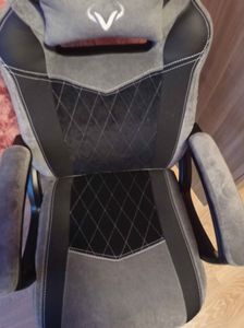 Собрано новое кресло: установлены подлокотники, прикреплена спинка, закреплено сиденье, проверена устойчивость. Все детали соединены, конструкция готова к использованию.