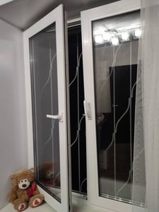 Изображение демонстрирует завершенную замену старого уплотнителя на новом. Обновленный материал обеспечивает герметичность, улучшая теплоизоляцию и защищая от сквозняков.