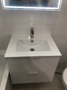 Установка раковины с тумбой Установка смесителя