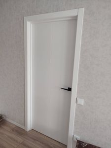 Установлен запорный механизм в деревянное полотно, выполнены вырезы для корпуса и ручки, закреплены элементы, проверена работоспособность.