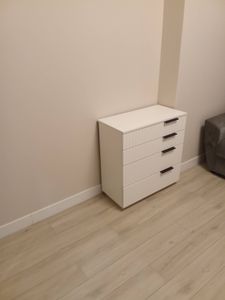 Изображение показывает завершённую установку кронштейна для кабельного лотка. Работа выполнена аккуратно, крепление надёжно закреплено на стене, обеспечивая устойчивость и функциональность.