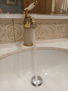 Проведена замена смесителя, устранена утечка, установлены новые уплотнители, проверена герметичность соединений, восстановлено нормальное давление воды, очищены фильтры.