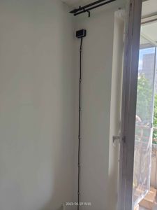 Установлено новое гнездо с подведением провода по стене. Кабель закреплён на поверхности, подключение завершено. Электропитание обеспечено, розетка готова к использованию.