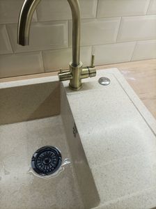 Установлено устройство для измельчения отходов под раковину, подключено к водопроводу и электричеству, проверена работоспособность, обеспечена герметичность соединений, выполнена очистка рабочей зоны.