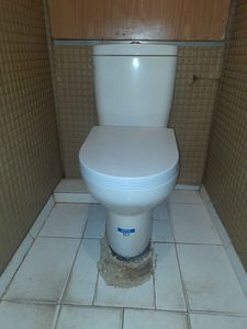 Установлен напольный унитаз, закреплен на плитке, герметизировано основание, проверена герметичность соединений, устранены протечки, отрегулирован сливной механизм, очищена поверхность.