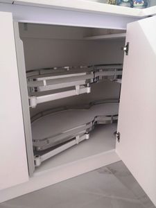 Установлена выдвижная система хранения в кухонном шкафу. Монтаж завершён, полки плавно выдвигаются, обеспечивая удобный доступ к содержимому. Компактное решение для оптимизации пространства.