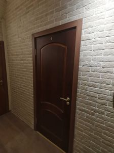 Установлены декоративные элементы вокруг дверного проема. Завершена работа по монтажу, обеспечена аккуратность и точность прилегания. Эстетичный внешний вид, соответствие интерьеру.