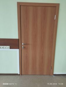 Установлен замок в деревянную дверь: выполнено сверление, подготовка отверстия, закрепление механизма, монтаж ручки, проверка работоспособности. Все элементы надежно зафиксированы.