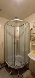 Установлена душевая кабина с низким поддоном, закреплены стенки, подключены коммуникации, проверена герметичность соединений, смонтированы двери, проведено тестирование работы.