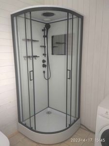 Установлена новая душевая кабина: смонтированы стеклянные панели, подключены смеситель и лейка, герметизация швов, проверена работа сливной системы, закреплены полки и двери.