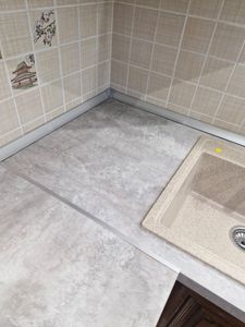 Установка столешницы ДСП Установка и подключение врезной мойки Установка и подключение электрической варочной поверхности