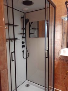 Установлена современная душевая конструкция с гидромассажем, подключены водопровод и электричество, проверена герметичность, отрегулированы двери, закреплены полки и аксессуары.