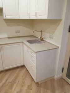 Установлена новая поверхность из искусственного камня, выполнены вырезы под мойку и смеситель, произведена герметизация швов, обеспечена точная подгонка к стенам и мебели.