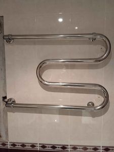 Установлен новый водяной полотенцесушитель на стену. Подключены трубы, обеспечивающие циркуляцию горячей воды. Проверена герметичность соединений, проведены испытания на работоспособность.