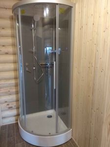 Установлена современная душевая конструкция с компактным поддоном. Смонтированы стеклянные панели, подключены водопроводные коммуникации и герметично зафиксированы все элементы.