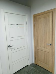 Установлен замок в дверное полотно. Выполнено сверление, монтаж механизма, закрепление ручек, проверка функционирования. Работа завершена, дверь закрывается и открывается плавно.