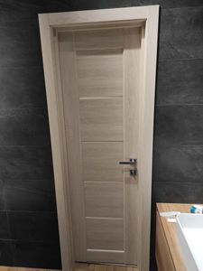 Установлены дополнительные элементы на входную конструкцию, обеспечивая завершенный вид и улучшая изоляцию. Подобраны материалы в тон, аккуратно закреплены, создавая гармоничный интерьер.