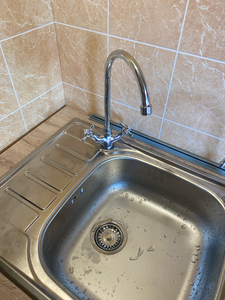 Установлен новый кран на кухонную раковину. Подключены водопроводные трубы, проверена герметичность соединений. Обновленный элемент гармонично сочетается с интерьером.