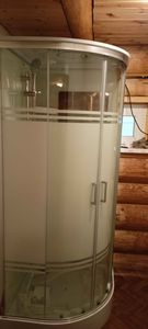 Установлена новая душевая кабина: закреплены стеклянные панели, подключены водопроводные трубы, смонтирован поддон, проверена герметичность соединений, установлены дверцы.