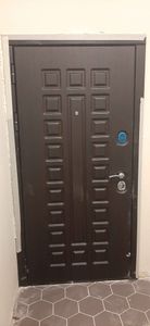 Установлена новая металлическая дверь с надёжными петлями и замком. Осуществлено выравнивание проёма, закрепление коробки, монтаж полотна, проверка функциональности и герметичности.