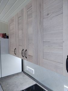 На холодильнике установлена новая резинка, обеспечивающая плотное прилегание дверцы для сохранения температуры внутри. Работа завершена, герметичность восстановлена.