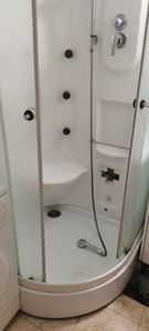 Установлено ограждение, подключены форсунки, закреплены панели, настроен слив, подключен смеситель, проверена герметичность, установлены двери, подключено электричество, проверена функциональность.