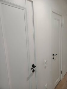 Установлена новая створка, закреплены петли, врезаны замки, отрегулирована фурнитура, проверена плавность хода, завершена отделка проема, обеспечена надежная фиксация конструкции.