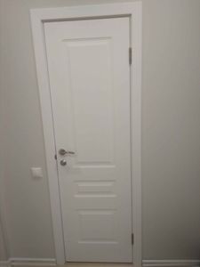 Установлены дополнительные элементы на дверной проем, обеспечивая плавный переход между стеной и дверью, улучшая внешний вид и создавая завершенный интерьерный стиль.