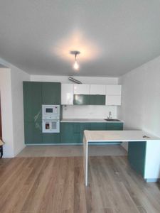 Установлена столешница из искусственного камня, аккуратно подогнана по размерам, закреплена на кухонных шкафах, выполнены вырезы для мойки и варочной панели, обработаны швы.