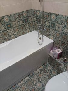 Выполнена работа по герметизации швов вокруг ванны, обеспечивающая защиту от протечек. Использованы качественные материалы для долговечности и надежности. Швы аккуратно обработаны.