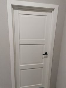 Установлен новый замок на белую дверь. Выполнены точные вырезы, закреплены ручки, обеспечена плавная работа механизма. Завершено аккуратно, без повреждений поверхности.