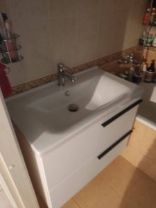 Установлен новый смеситель на раковину, подключены водопроводные трубы, проверена герметичность соединений, обеспечена стабильная подача воды. Завершена чистовая отделка.