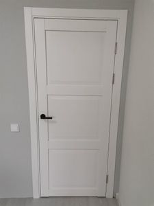 Установлен запорный механизм в деревянное полотно, аккуратно выполнено отверстие, закреплены ручки, проверена работоспособность, всё функционирует безупречно.