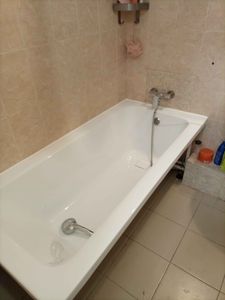 Выполнена замена водопроводных труб в ванной комнате, установлены новые соединения и фитинги, проверена герметичность системы, восстановлена облицовка стен, проведена уборка помещения.