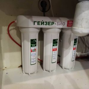 Установка проточного фильтра под мойку