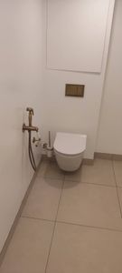 Установлен новый запорный механизм, обеспечивающий надежное функционирование системы. Проведены работы по демонтажу старого элемента и монтажу обновленного устройства.