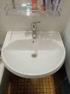 Установлен новый кран на раковину, подключены водопроводные трубы, проверена герметичность соединений, обеспечен стабильный поток воды, выполнена окончательная проверка функциональности.