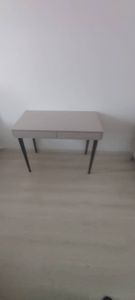 Собран компактный столик с двумя ящиками. Установлены прочные ножки, обеспечивающие устойчивость. Все элементы аккуратно подогнаны, обеспечивая функциональность и эстетичность.