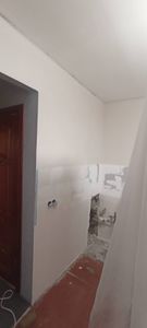 Подготовлена поверхность: выровнены стены, устранены дефекты, нанесена грунтовка. Обеспечена идеальная основа для последующей поклейки.