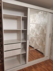 Собран корпус, установлены полки, закреплены направляющие, навешены двери с зеркалами, отрегулированы механизмы, проверена устойчивость, завершена установка ящиков.