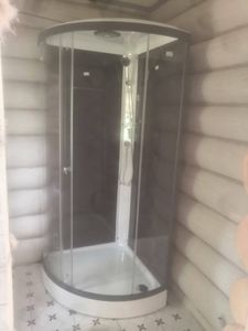 Установлена современная душевая конструкция: закреплены стенки, поддон, подключены водопроводные коммуникации, смонтированы двери, проверена герметичность и функциональность системы.