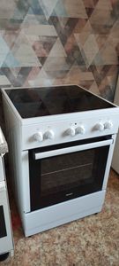 Установлена новая электрическая плита с варочной панелью и духовкой. Подключение выполнено, оборудование готово к эксплуатации.