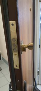 Заменена неисправная деталь, установлена новая личинка, проверена работоспособность механизма, обеспечена плавная работа замка, восстановлена безопасность двери.