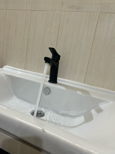 Установлен новый кран в ванной комнате. Проведены работы по демонтажу старого оборудования, монтажу нового устройства, проверке герметичности соединений и функциональности системы.