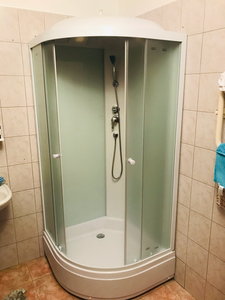 Установлена современная душевая конструкция с гидромассажем: подключены водопроводные коммуникации, закреплены стеклянные панели, смонтированы дверцы, проверена герметичность соединений.