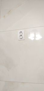 Выполнен монтаж двойной розетки на стене. Проведены работы по подключению к электропитанию, обеспечена надежная фиксация и аккуратная установка на плиточную поверхность.