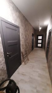 Установлен запорный механизм на внутреннюю дверь. Выполнено сверление, подготовка отверстий, закрепление ручки, проверка работоспособности. Завершено аккуратно, без повреждений.