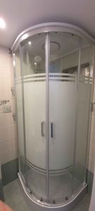 Установлена новая душевая конструкция с прозрачными дверцами. Выполнен демонтаж старого оборудования, проведены сантехнические работы, подключены коммуникации, герметизация швов.